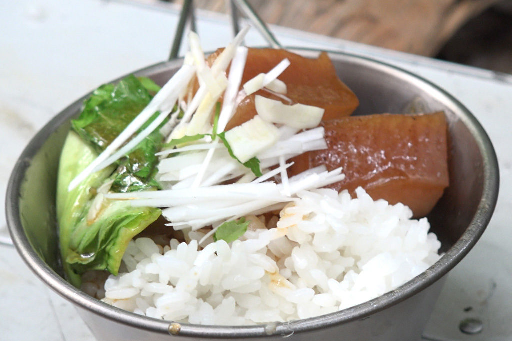 皮付き豚肉丼